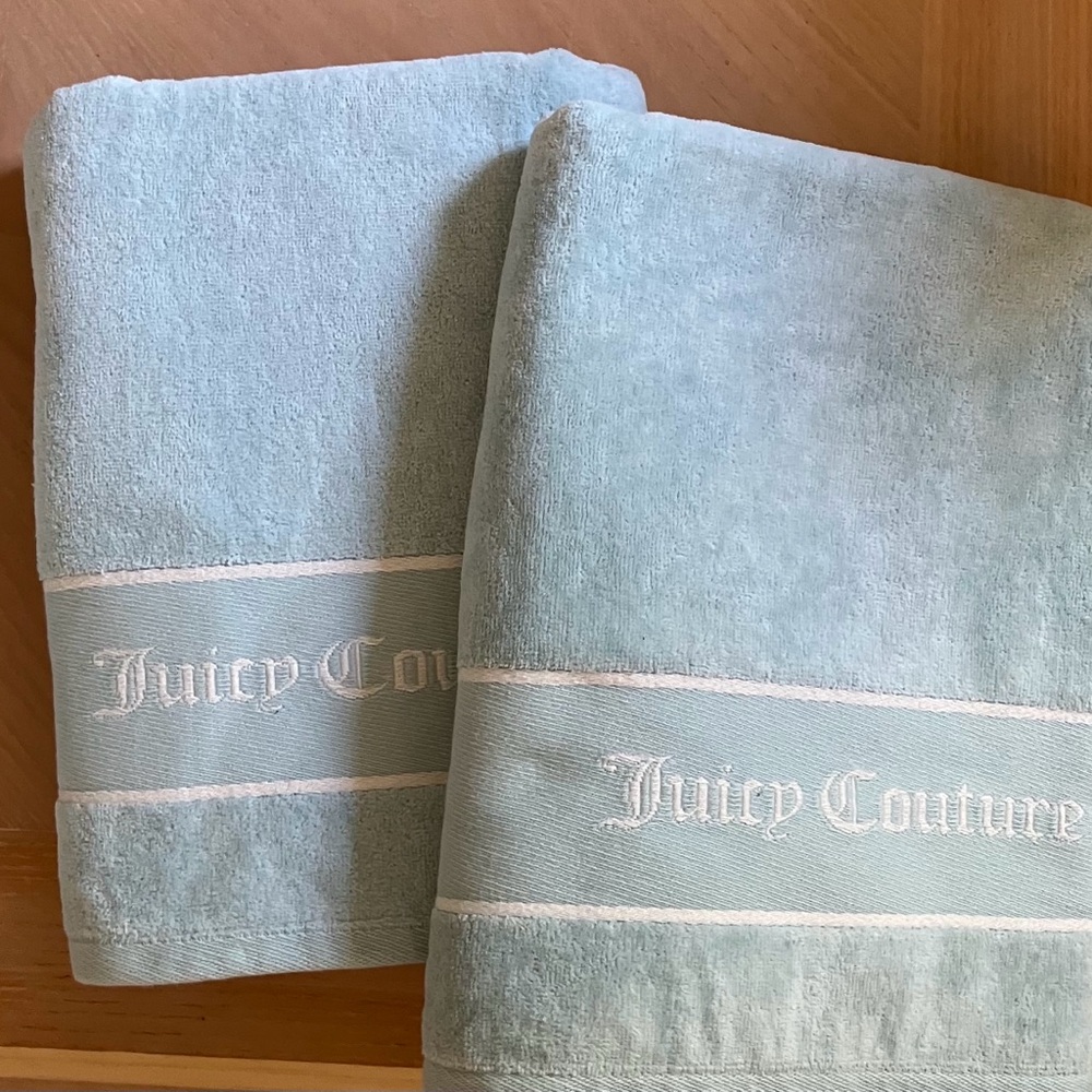 JUICY COUTURE Set of 2 Light Aqua Blue and White Embroidered Logo Bath Towels